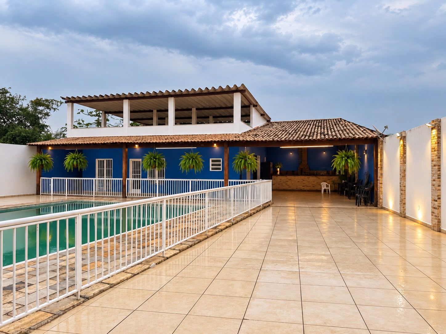 Área externa de piso com piscina cercada, varanda e terraço superior
