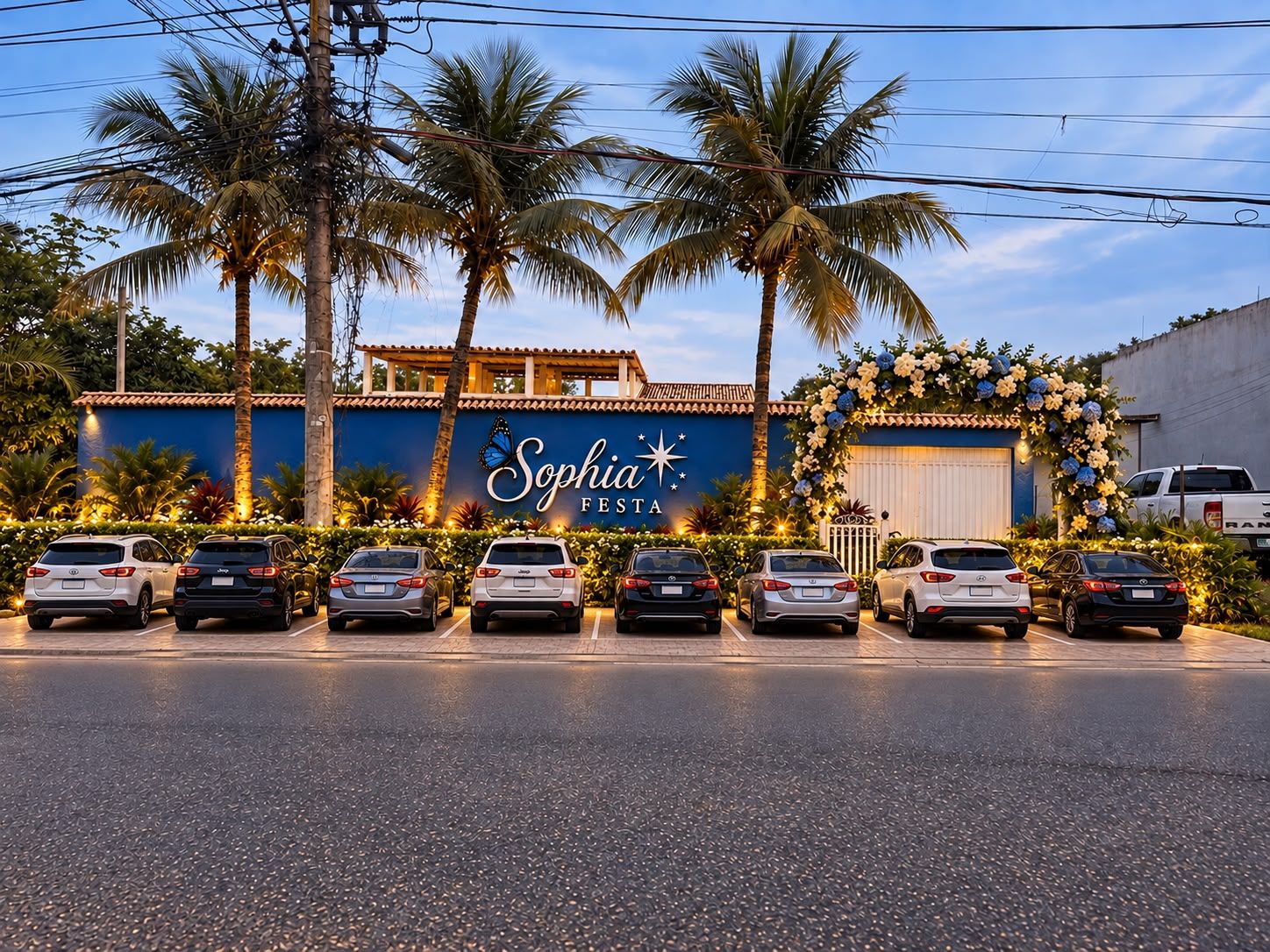 Fachada com carros estacionados no recuo em frente ao local